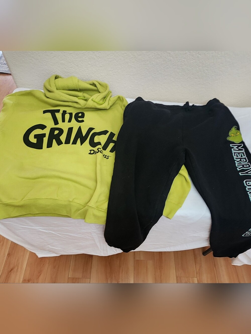 Dr. Seuss The Grinch Holiday Loungewear Set